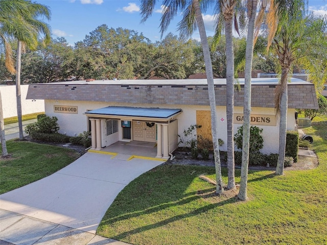 view of front facade with a front yard and a carport