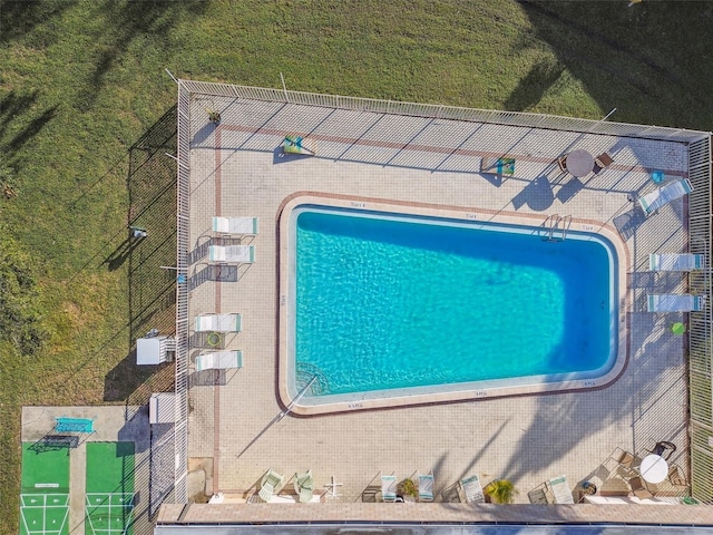 view of swimming pool