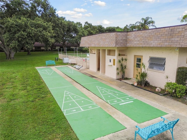 view of property's community featuring a yard