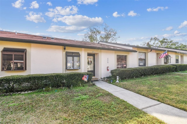 single story home with a front lawn