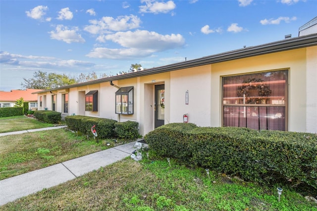 view of front of home featuring a front lawn