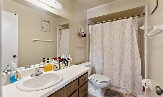 bathroom featuring a shower with shower curtain, vanity, and toilet