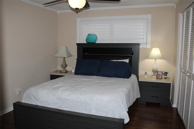 bedroom featuring ceiling fan, dark hardwood / wood-style floors, ornamental molding, and a closet