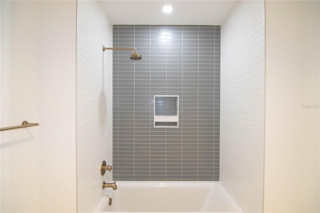 bathroom featuring tiled shower / bath combo