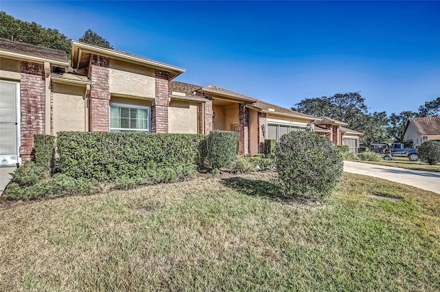 view of front of property featuring a front lawn