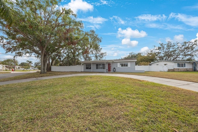 view of front facade featuring a front lawn