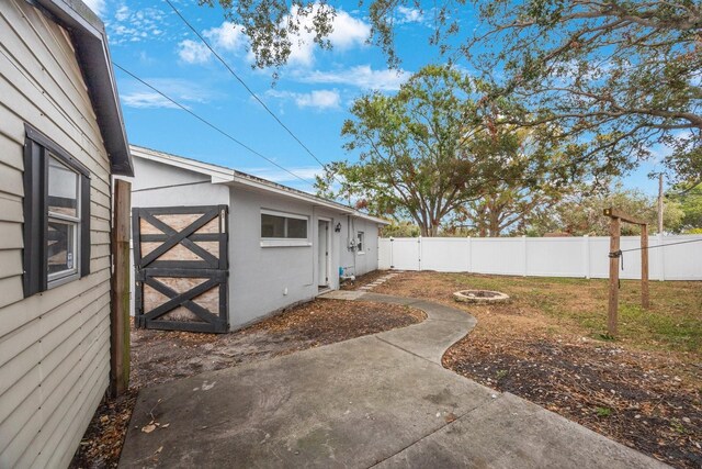 view of yard featuring an outdoor fire pit