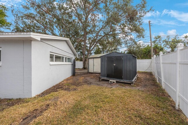 view of yard featuring a shed