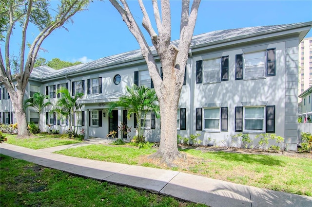 view of front of house with a front lawn