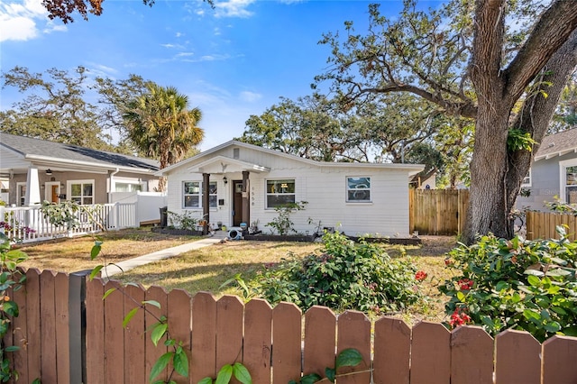 single story home with a front lawn