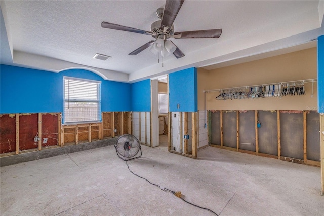 spare room featuring ceiling fan and a textured ceiling