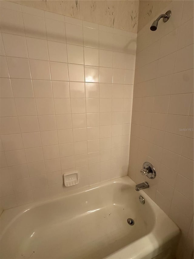 bathroom with tiled shower / bath combo