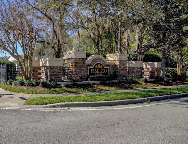 view of community / neighborhood sign