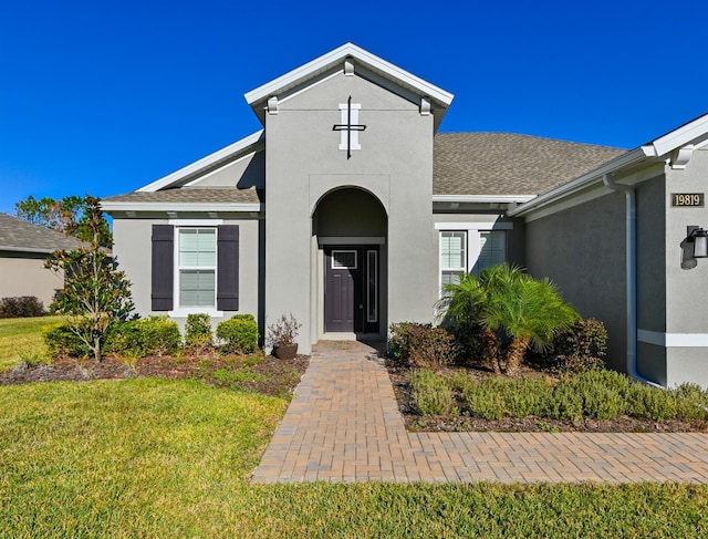 view of front facade with a front yard