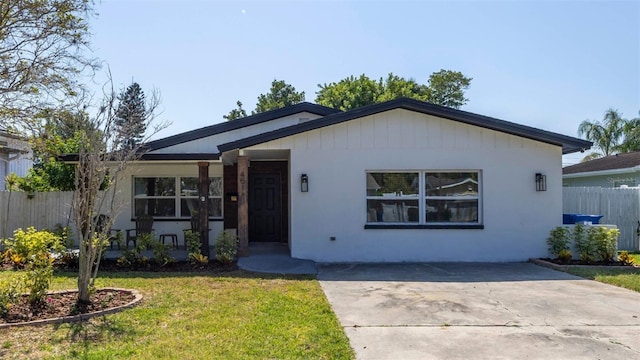 single story home featuring a front lawn