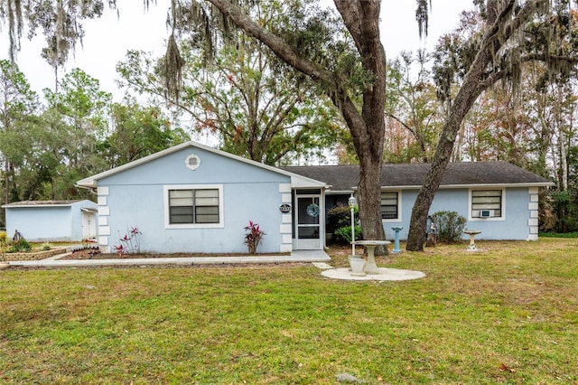 single story home with a front yard