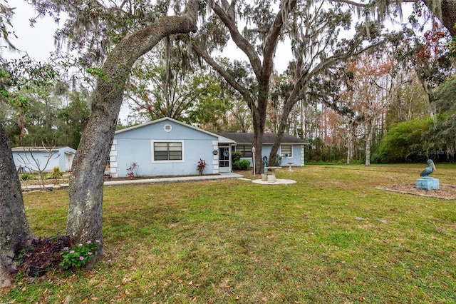 view of front of property featuring a front yard