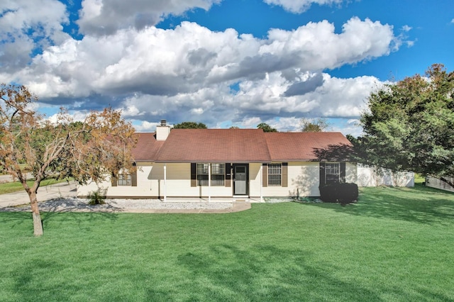 view of front of house featuring a front lawn