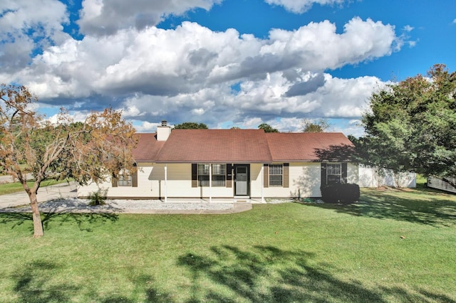 view of front of property featuring a front lawn