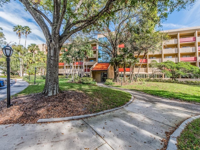 view of property's community featuring a yard