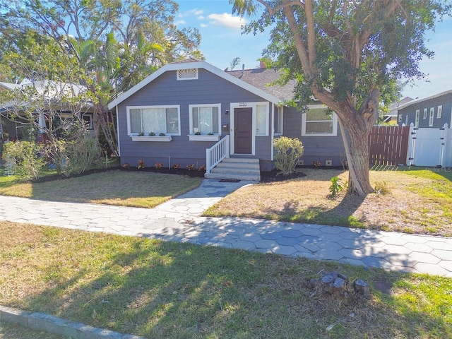 bungalow featuring a front yard