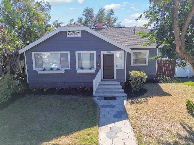 bungalow featuring a front lawn