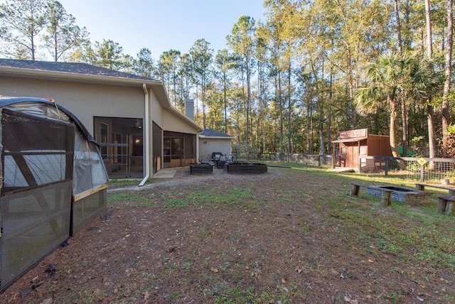 view of yard with an outdoor structure