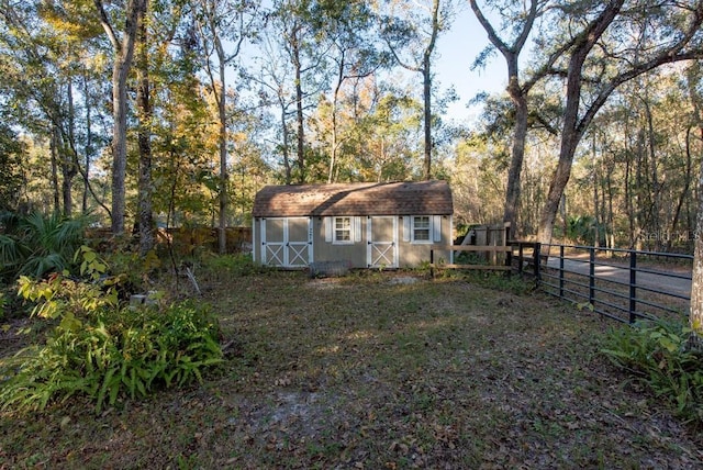 view of yard featuring a shed