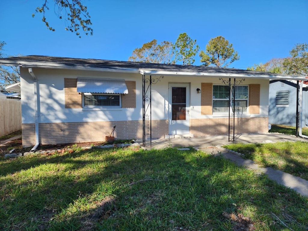 view of front of property featuring a front lawn