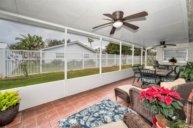 sunroom with ceiling fan