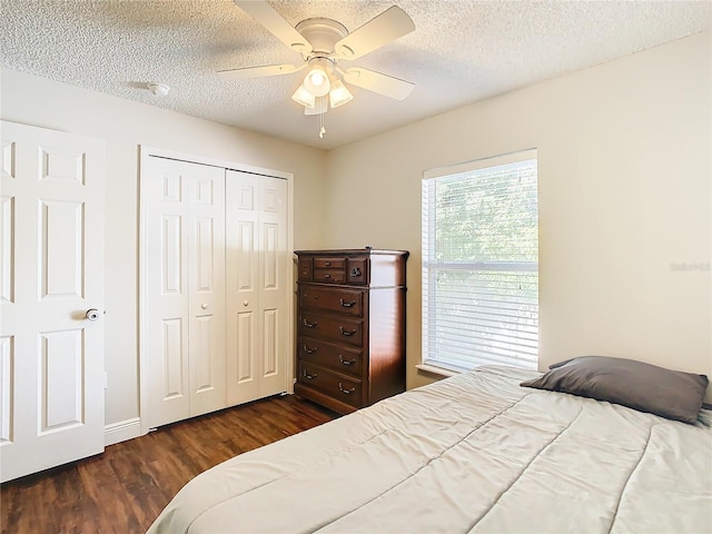 bedroom featuring ceiling fan, dark hardwood / wood-style floors, a textured ceiling, and a closet