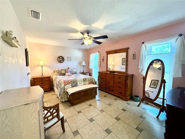 bedroom featuring ceiling fan and a textured ceiling