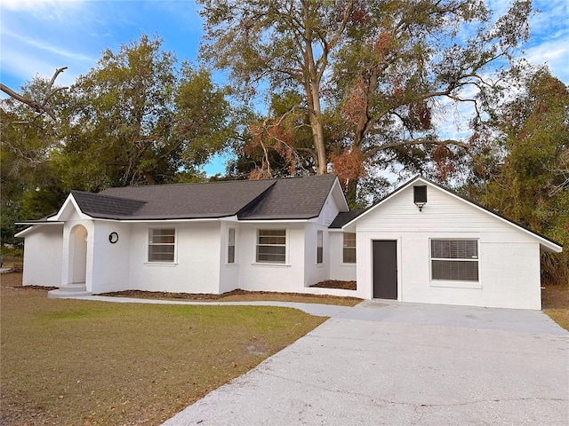 view of front of home featuring a front yard