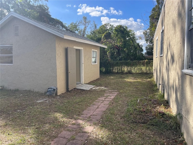 view of yard featuring an outbuilding