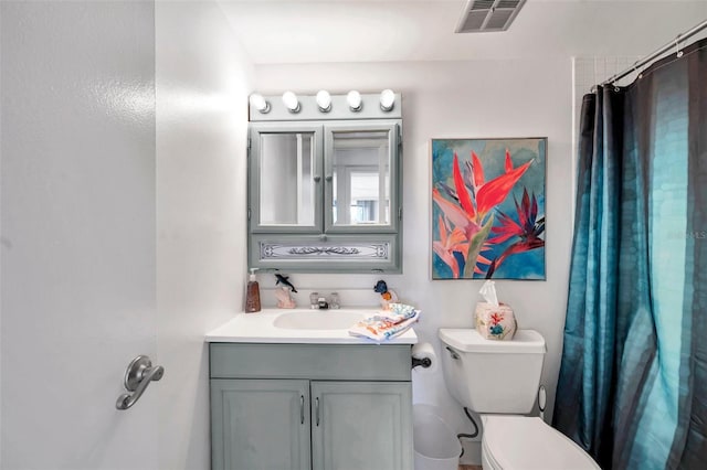 bathroom featuring a shower with curtain, vanity, and toilet