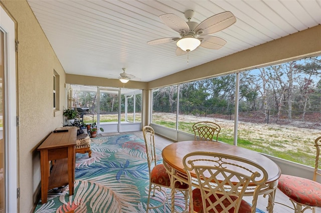 sunroom featuring ceiling fan