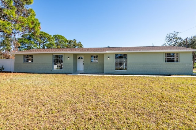 ranch-style home featuring a front lawn