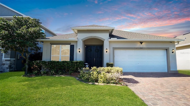 view of front of house with a lawn and a garage