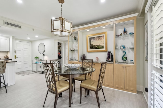 dining room featuring a notable chandelier, recessed lighting, visible vents, light wood finished floors, and crown molding