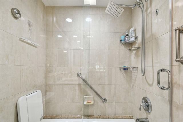 full bathroom featuring a tile shower