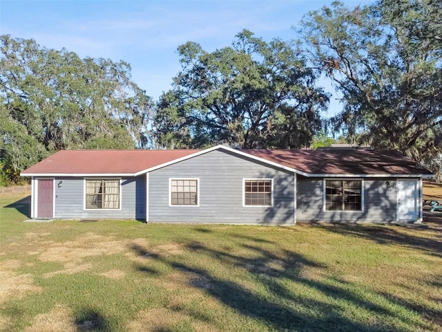 view of front facade featuring a front lawn