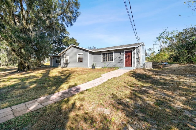 ranch-style house featuring a front lawn