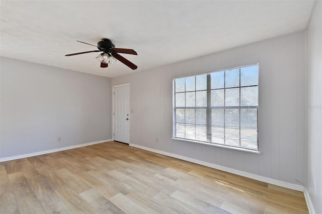 unfurnished room with a textured ceiling, light hardwood / wood-style flooring, and ceiling fan