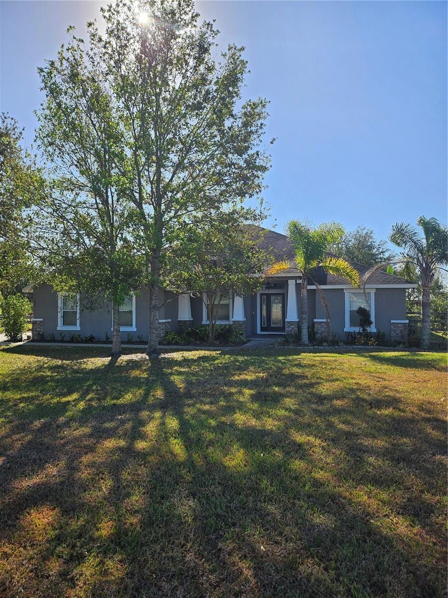 view of front of property featuring a front lawn