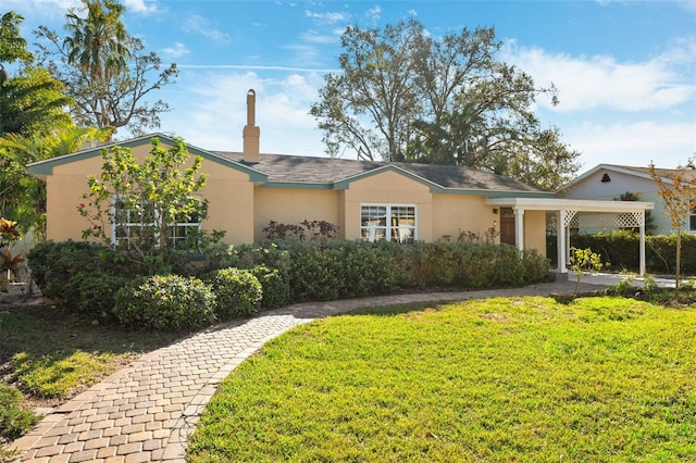 ranch-style home featuring a front lawn