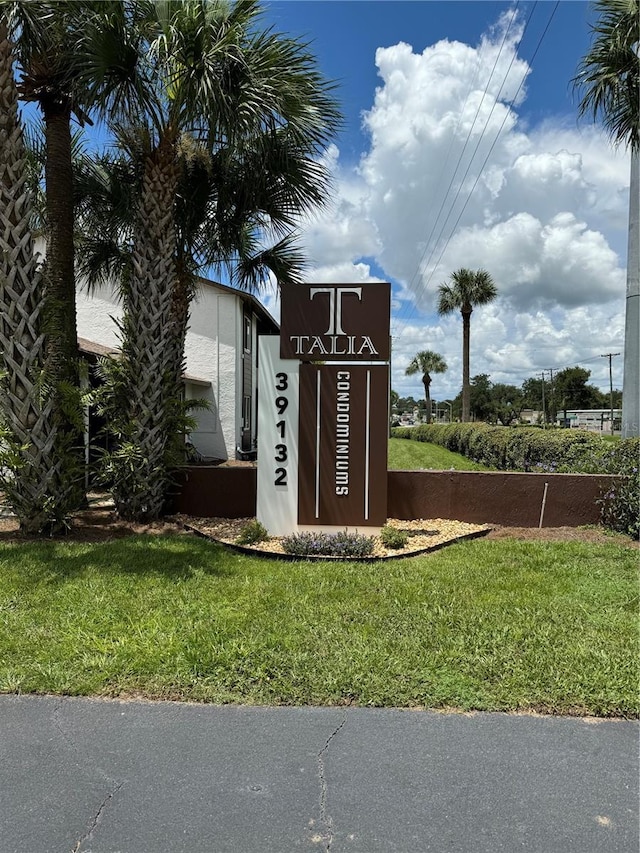 community / neighborhood sign with a lawn