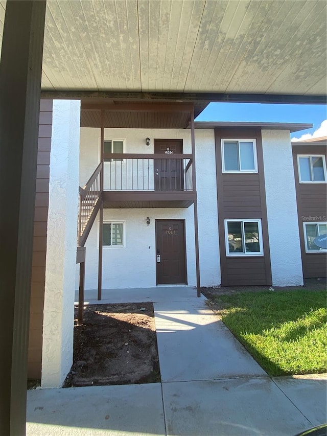 view of front of home featuring a balcony