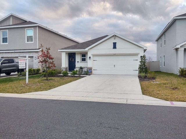 view of front facade featuring a garage and a front yard