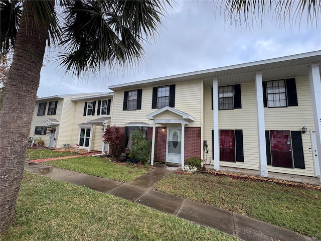 view of front of property featuring a front yard