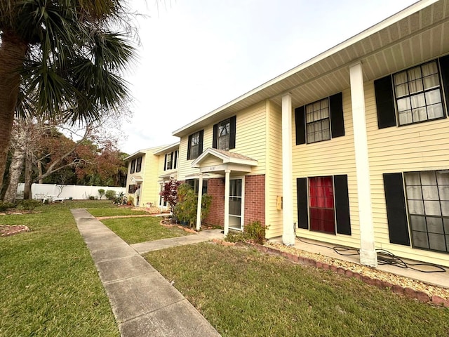 view of front of property with a front yard